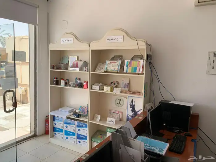 مكتبة طلابية للبيع او للتقبيل 0