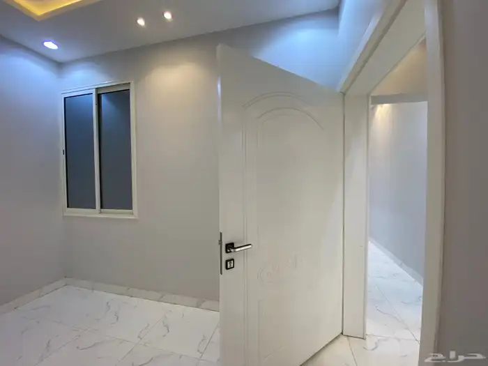 للبيع دور ارضي 6 غرف قريب من نادي ضمك وطريق ال 100 7