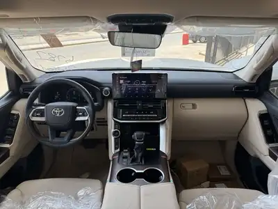 تويوتا لاندكروزر GXR4 بنزين 2025 5