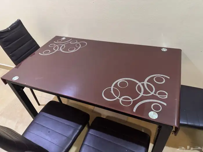 طاولة طعام بحالة جيدة 1