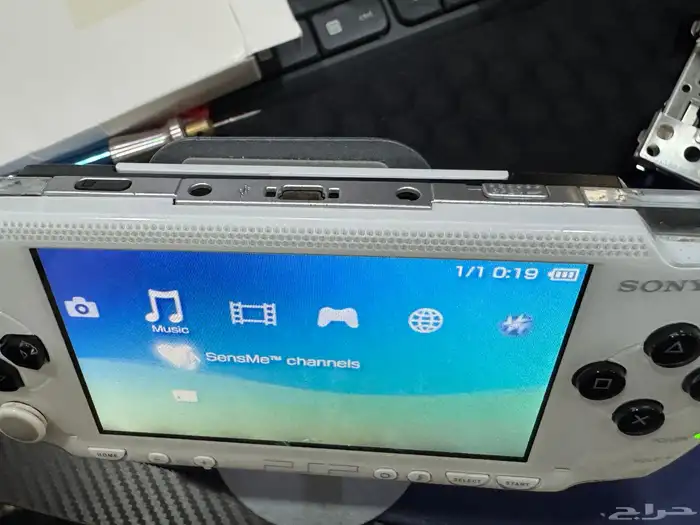 سوني psp1000 فيها 70 لعبة بحالة جيدة 7.5 من 10 0