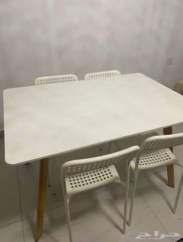 طاولة ومكتبة وكنبة 1