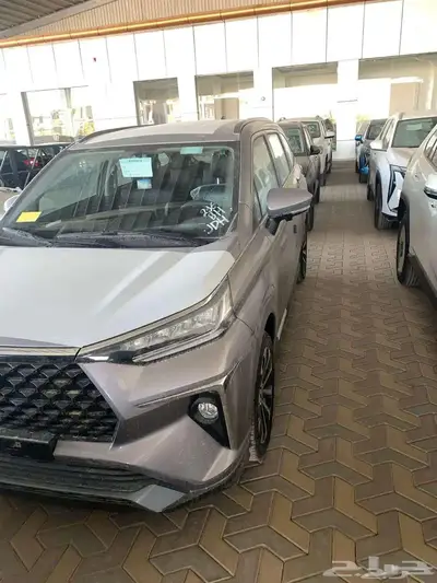 تويوتا فيلوز GLX فل موديل 2025 ابيض و رصاصي واسود 1