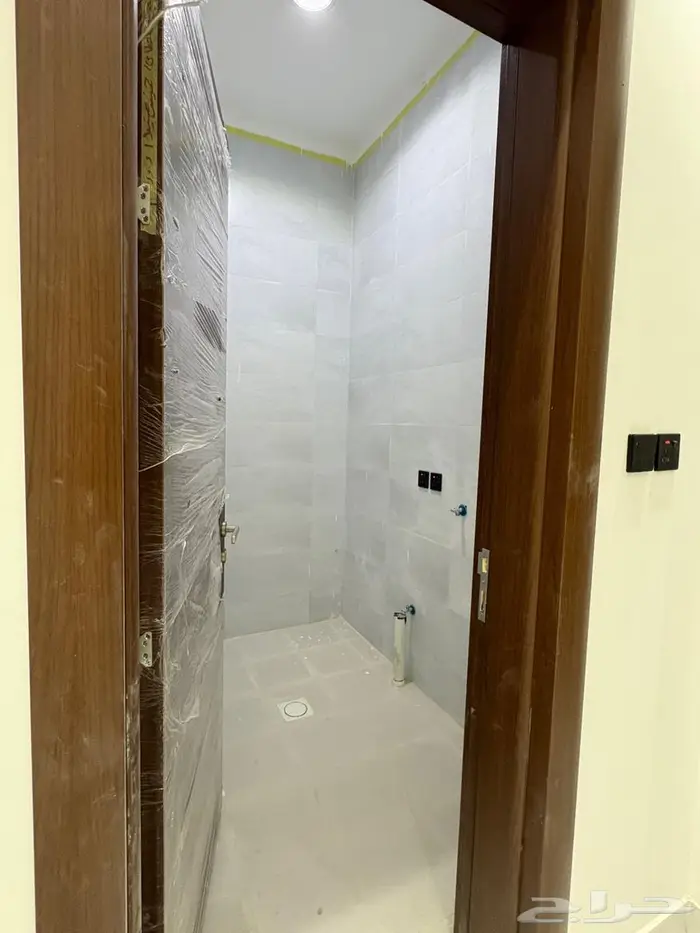 عمارة تجارية - شقق جديدة و محلات للايجار - المحالة 10