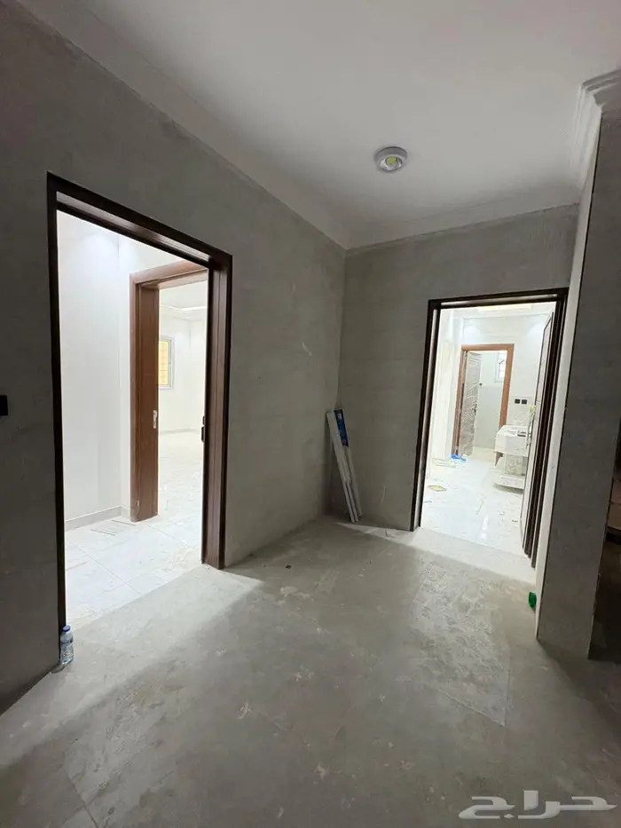 عمارة تجارية - شقق جديدة و محلات للايجار - المحالة 11