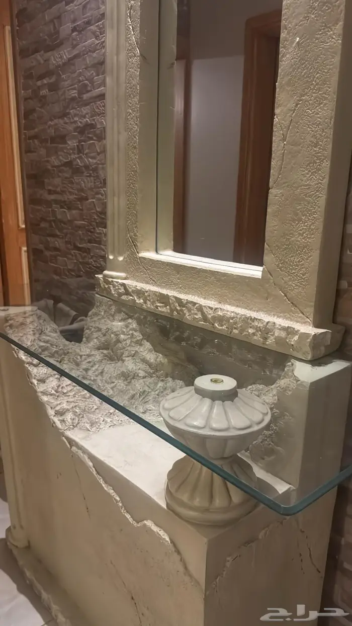 مدخل مكون من طاولة ومرايا 100 ريال 0