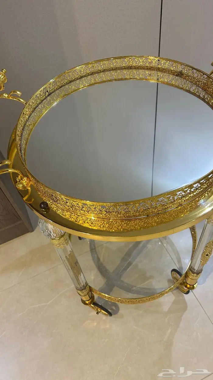 طاولة ذهبية وقزاز متحركة 1
