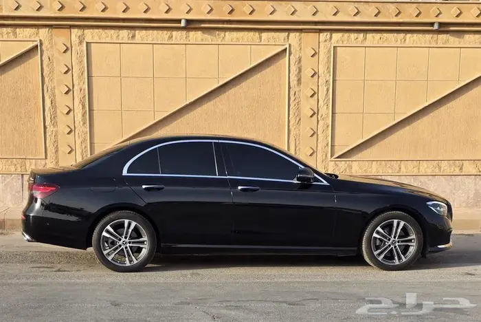 مرسيدس E350 موديل 2023 اسود ممشي 12 الف كم عرض خاص 2