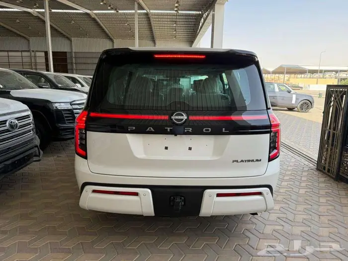 نيسان باترول بلاتنيوم فل موديل 2025 سقف أسود ممشى 4700 كم 4