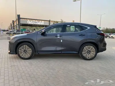 لكزس NX 350CC بنزين 2025 رماادي داخلي احمر. 4