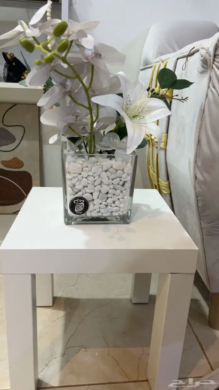 طاوله من ايكيا و مزهريه من موسم الورد 0