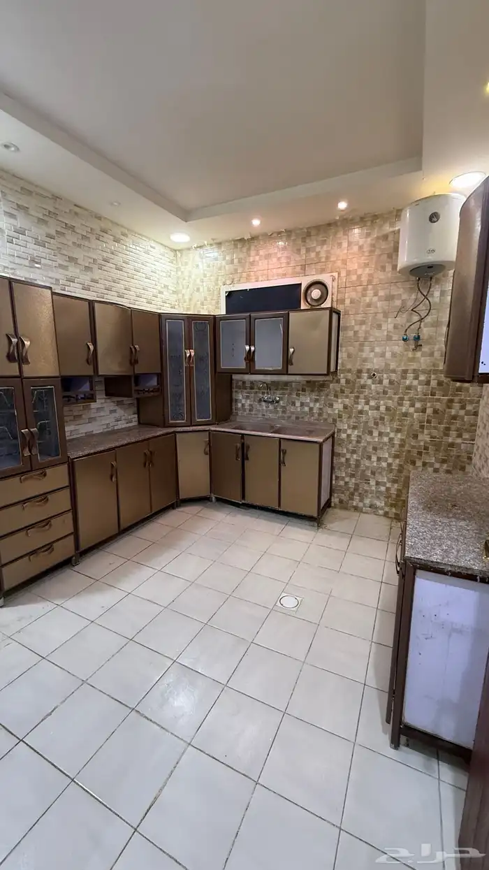 شقه بمكيفات بسطح حي طويق 4