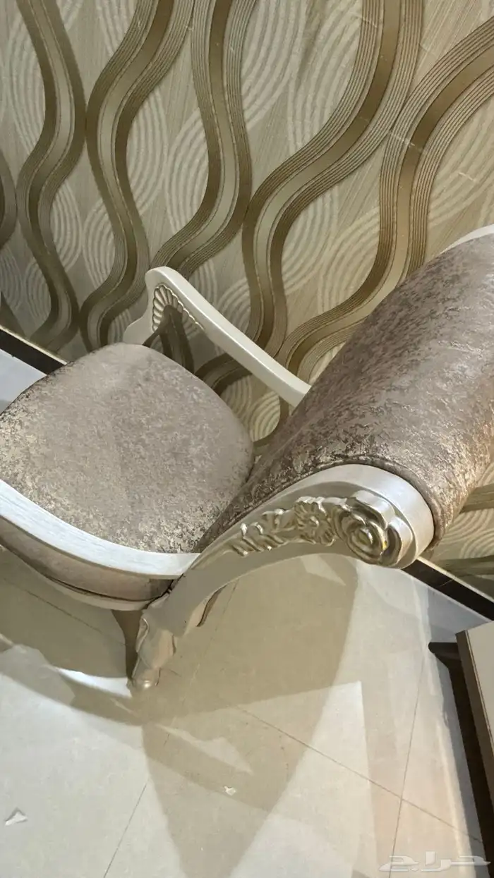 طاولة وكرسيين فخمات 2