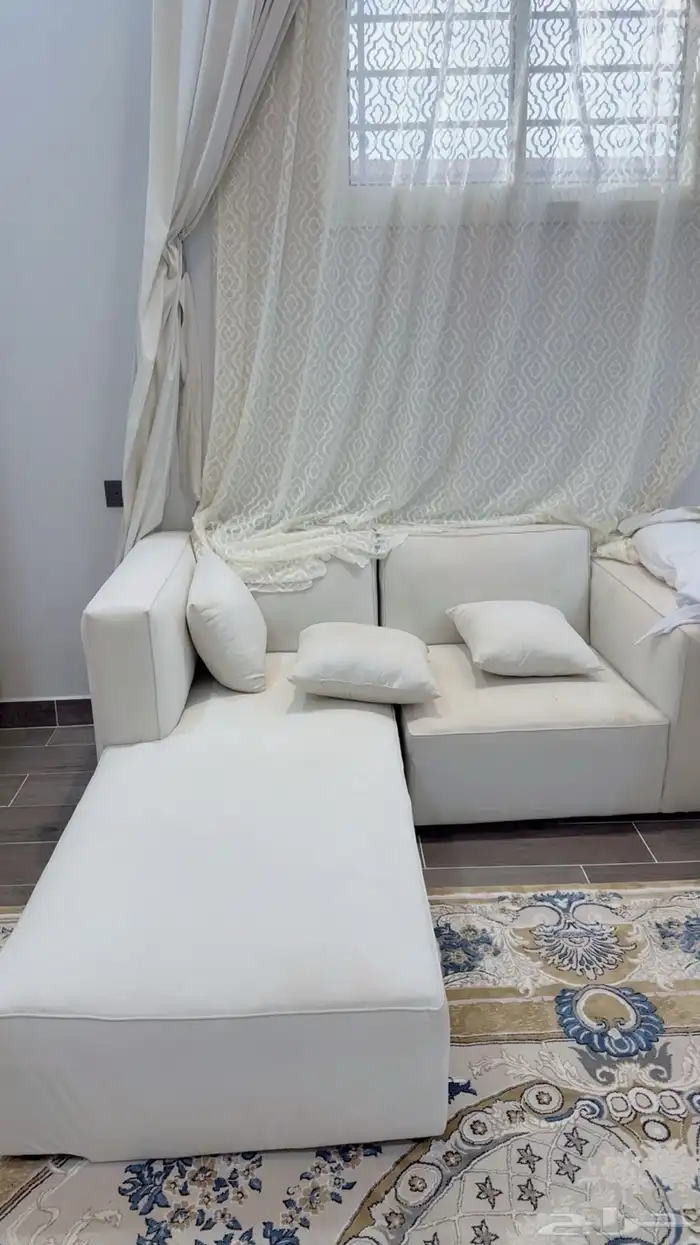 كنب اللون ابيض وثلاجه بارده وبرادة مويه 0