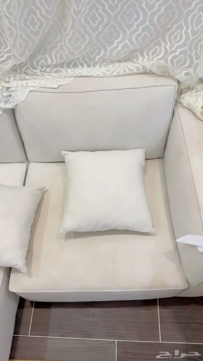 كنب اللون ابيض وثلاجه بارده وبرادة مويه 2
