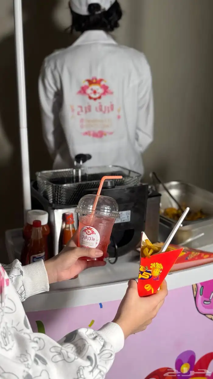 مهرجين و مهرجات وشخصيات كرتونيه وعربات التسالي 14