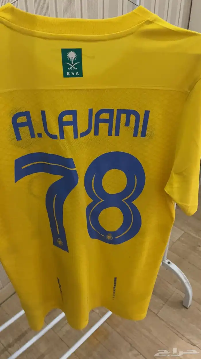 تيشيرت اللاعب علي لاجامي عطاني هو بنفسه ف مباراه النصر وضمك 3