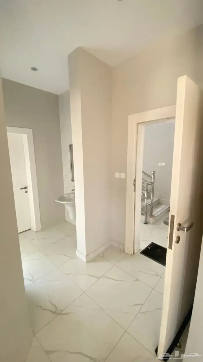 شقة سكنية بحي الخزامى بعنيزة تشطيب شبه جديد 1