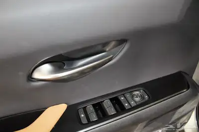 لكزس - UX300 Ch هايبرد - 2025 - فل كامل - خليجي 21