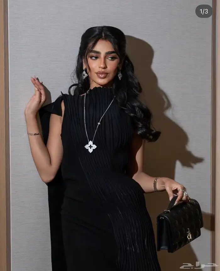 فستان سهرة أسود من مصممة كريتية 1