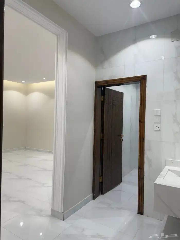 للبيع ادوار ارضيه وروفات علويه بدرج داخلي وخارجي طريق محاله 55