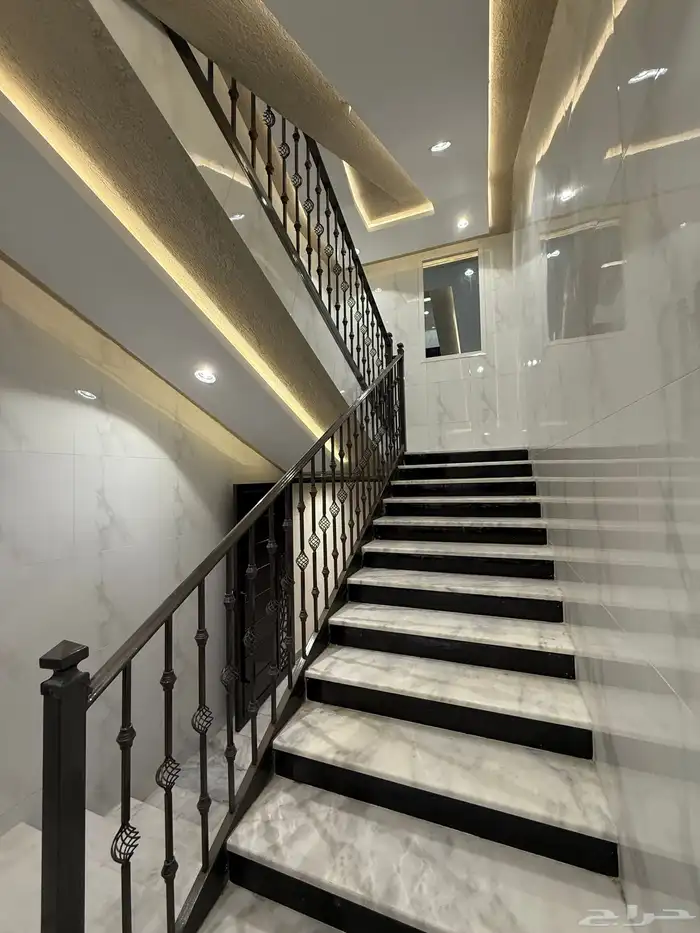 للبيع ادوار ارضيه وروفات علويه بدرج داخلي وخارجي طريق محاله 28
