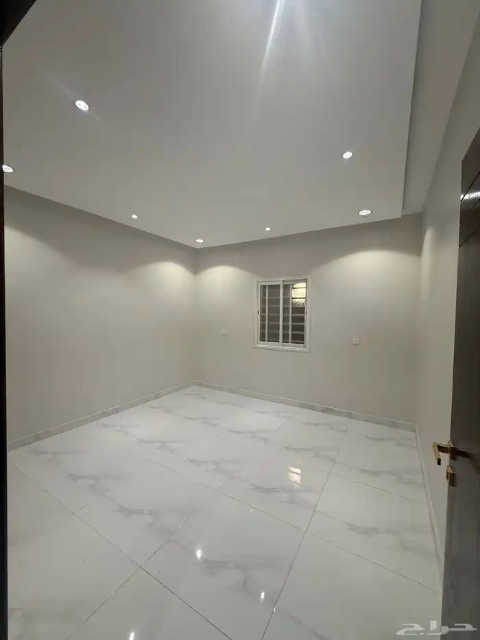 للبيع ادوار ارضيه وروفات علويه بدرج داخلي وخارجي طريق محاله 17