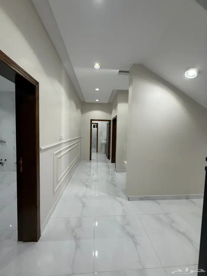 للبيع ادوار ارضيه وروفات علويه بدرج داخلي وخارجي طريق محاله 38