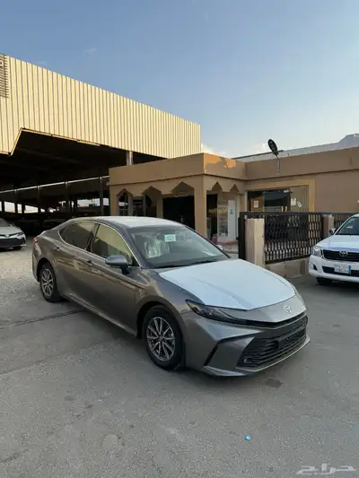 تويوتا كامري 2025 E بنزين سعودي جديد اللون تيتانيوم 4