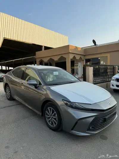 تويوتا كامري 2025 E بنزين سعودي جديد اللون تيتانيوم 3