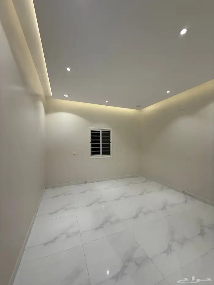 للبيع ادوار ارضيه وروفات علويه بدرج داخلي وخارجي طريق محاله 46