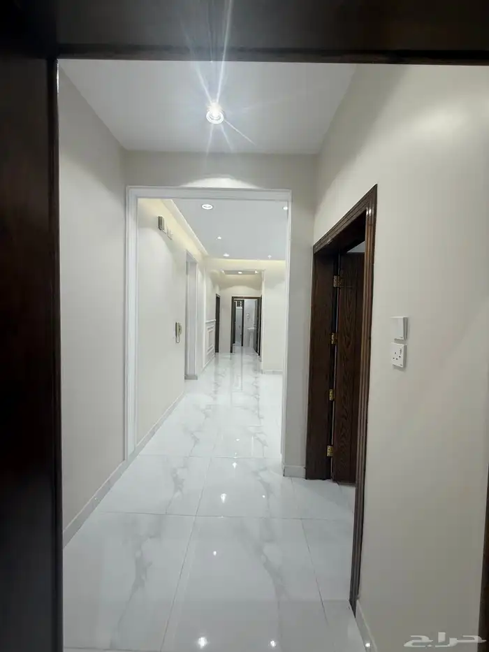 للبيع ادوار ارضيه وروفات علويه بدرج داخلي وخارجي طريق محاله 7