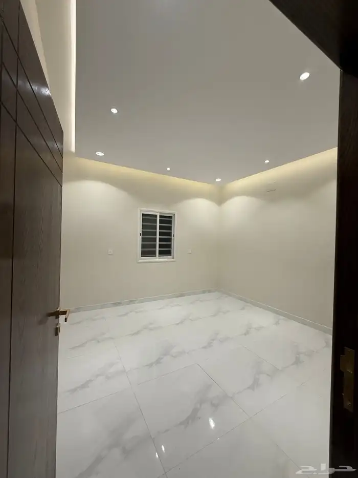 للبيع ادوار ارضيه وروفات علويه بدرج داخلي وخارجي طريق محاله 62