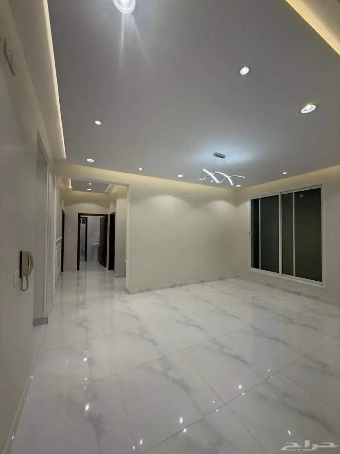 للبيع ادوار ارضيه وروفات علويه بدرج داخلي وخارجي طريق محاله 9