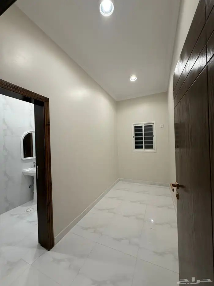 للبيع ادوار ارضيه وروفات علويه بدرج داخلي وخارجي طريق محاله 58