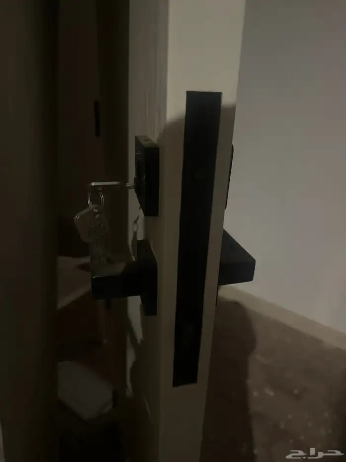 باب خشبي كبير نظيف وجديد 1