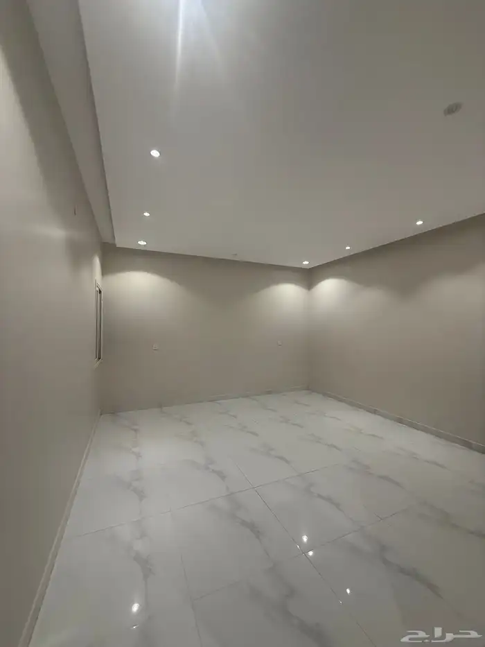 للبيع ادوار ارضيه وروفات علويه بدرج داخلي وخارجي طريق محاله 15