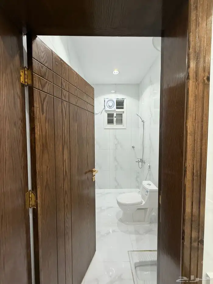 للبيع ادوار ارضيه وروفات علويه بدرج داخلي وخارجي طريق محاله 41