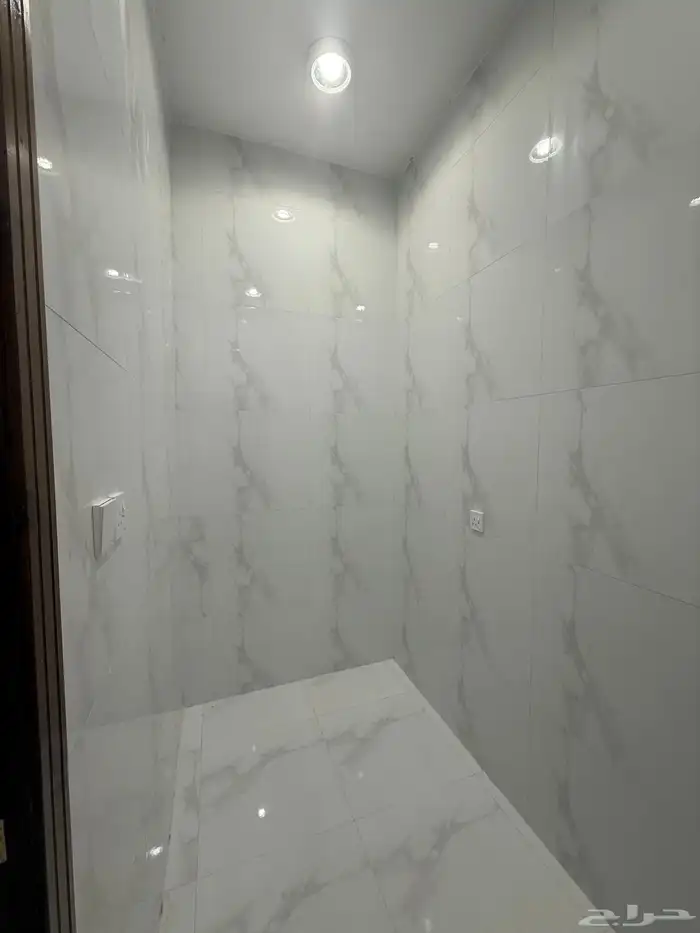 للبيع ادوار ارضيه وروفات علويه بدرج داخلي وخارجي طريق محاله 25