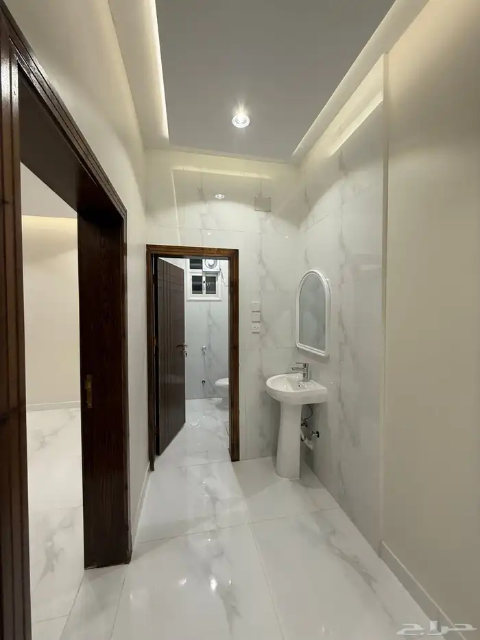 للبيع ادوار ارضيه وروفات علويه بدرج داخلي وخارجي طريق محاله 61