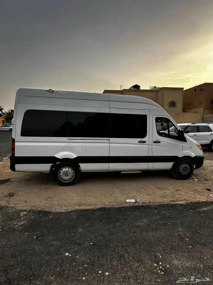 باص حديث لنقل الطالبات والموظفات من المزاحميه الى القويعيه 0