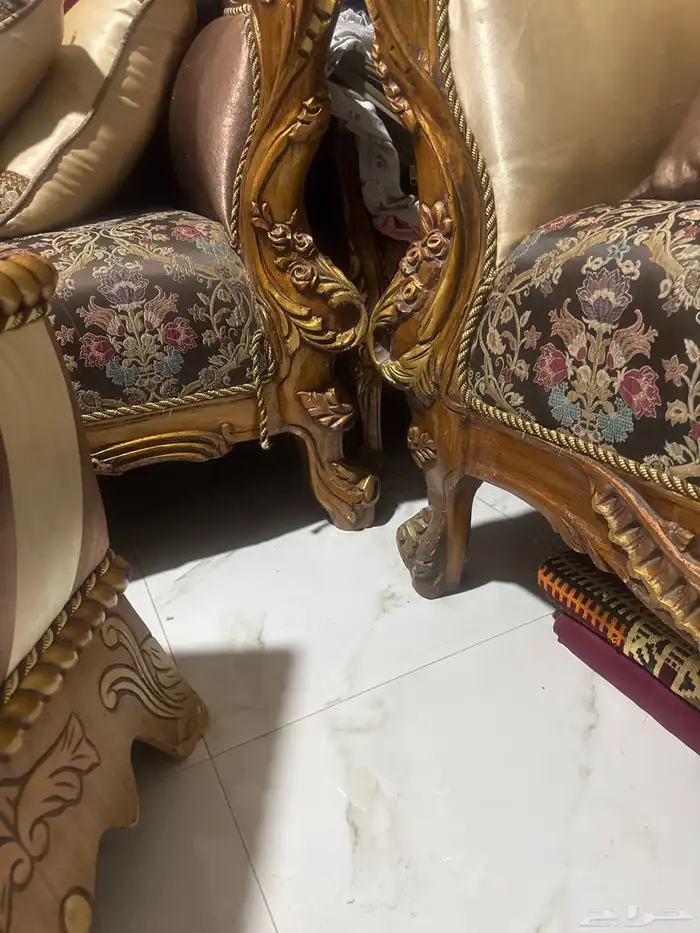 كنب ملكي تركي فاخر 3 قطع كبيره  4قطع فردي طاوله كبيره واريك 3