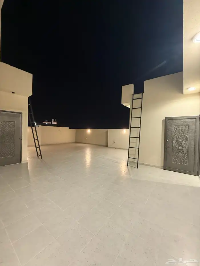 للبيع ادوار ارضيه وروفات علويه بدرج داخلي وخارجي طريق محاله 63