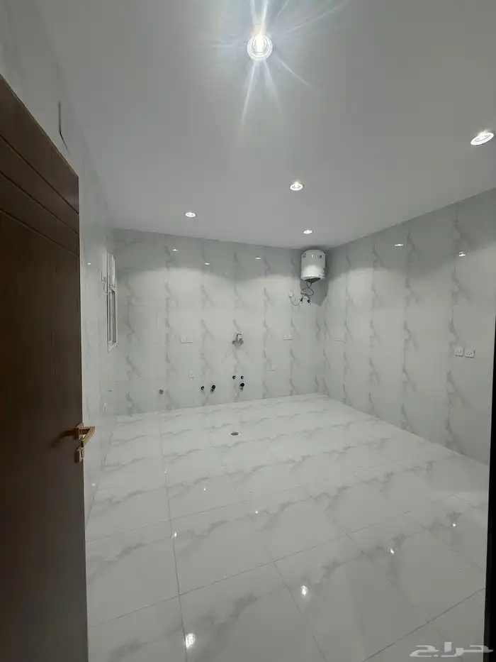 للبيع ادوار ارضيه وروفات علويه بدرج داخلي وخارجي طريق محاله 8