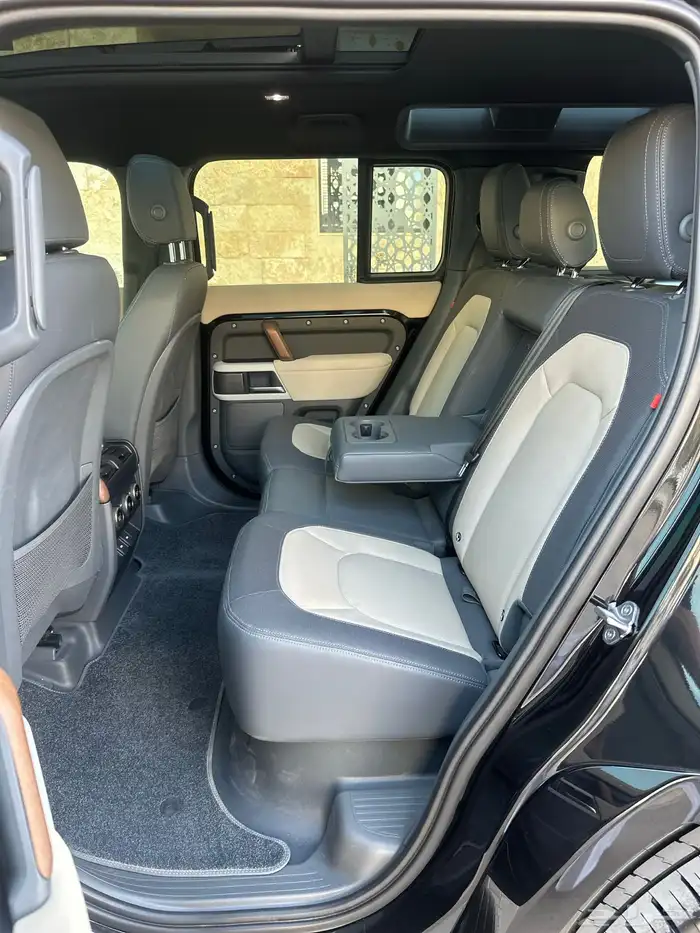 ديفندر V6 2023 اكس 33