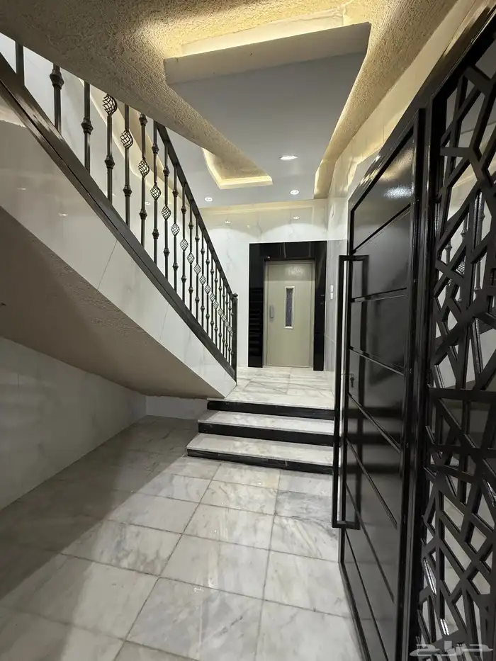 للبيع ادوار ارضيه وروفات علويه بدرج داخلي وخارجي طريق محاله 27
