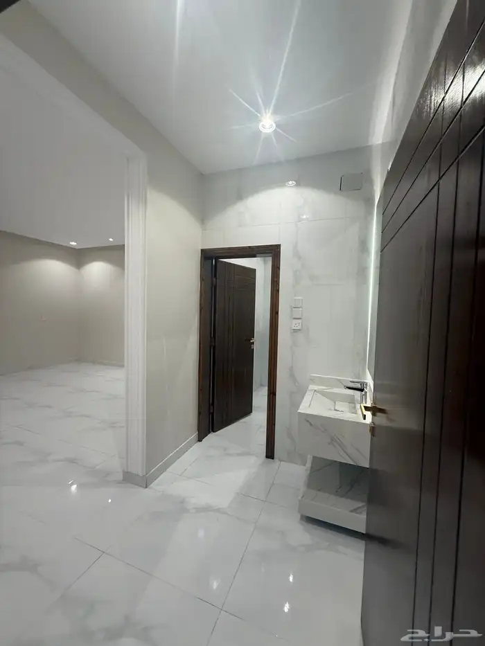 للبيع ادوار ارضيه وروفات علويه بدرج داخلي وخارجي طريق محاله 14