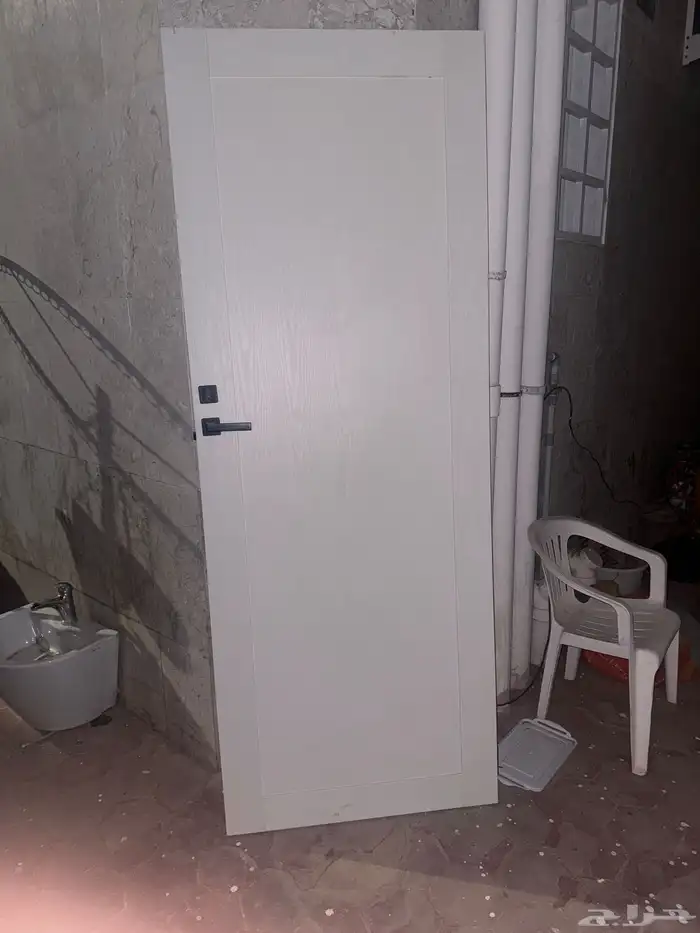 باب خشبي كبير نظيف وجديد 0