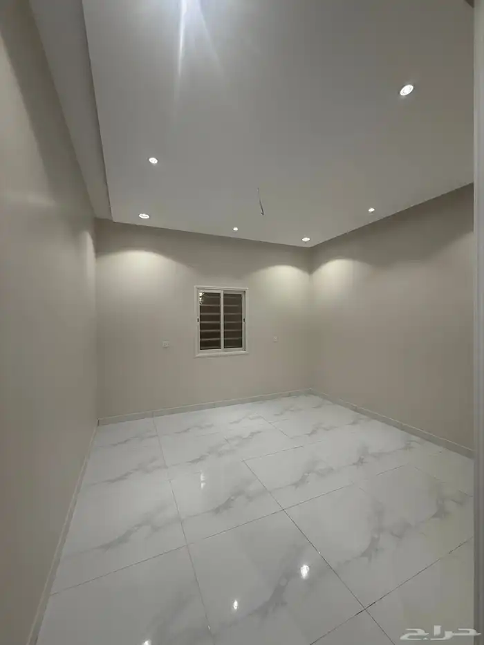 للبيع ادوار ارضيه وروفات علويه بدرج داخلي وخارجي طريق محاله 19