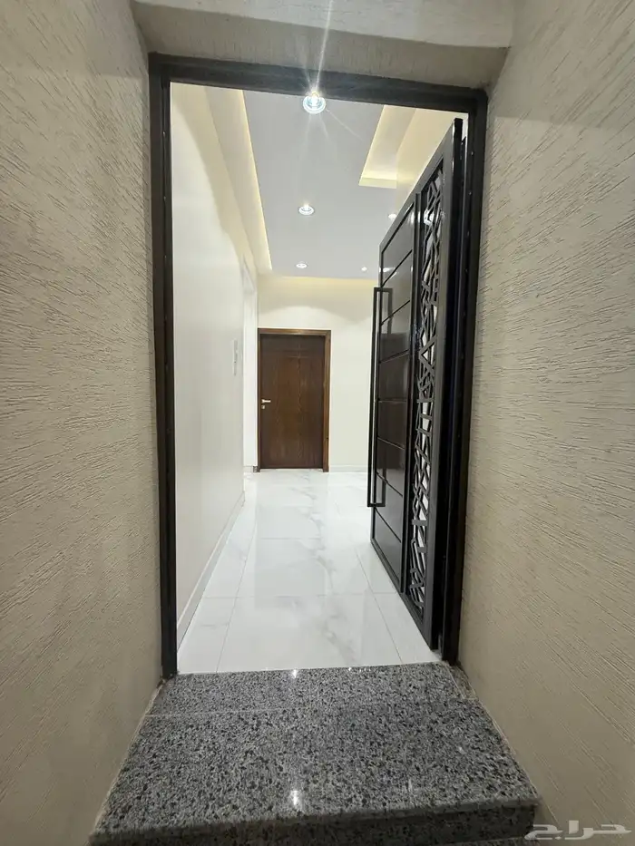 للبيع ادوار ارضيه وروفات علويه بدرج داخلي وخارجي طريق محاله 2